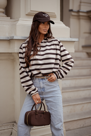 Jak łączyć sweterki, by przyciągały uwagę klientek: stylizacje + akcesoria